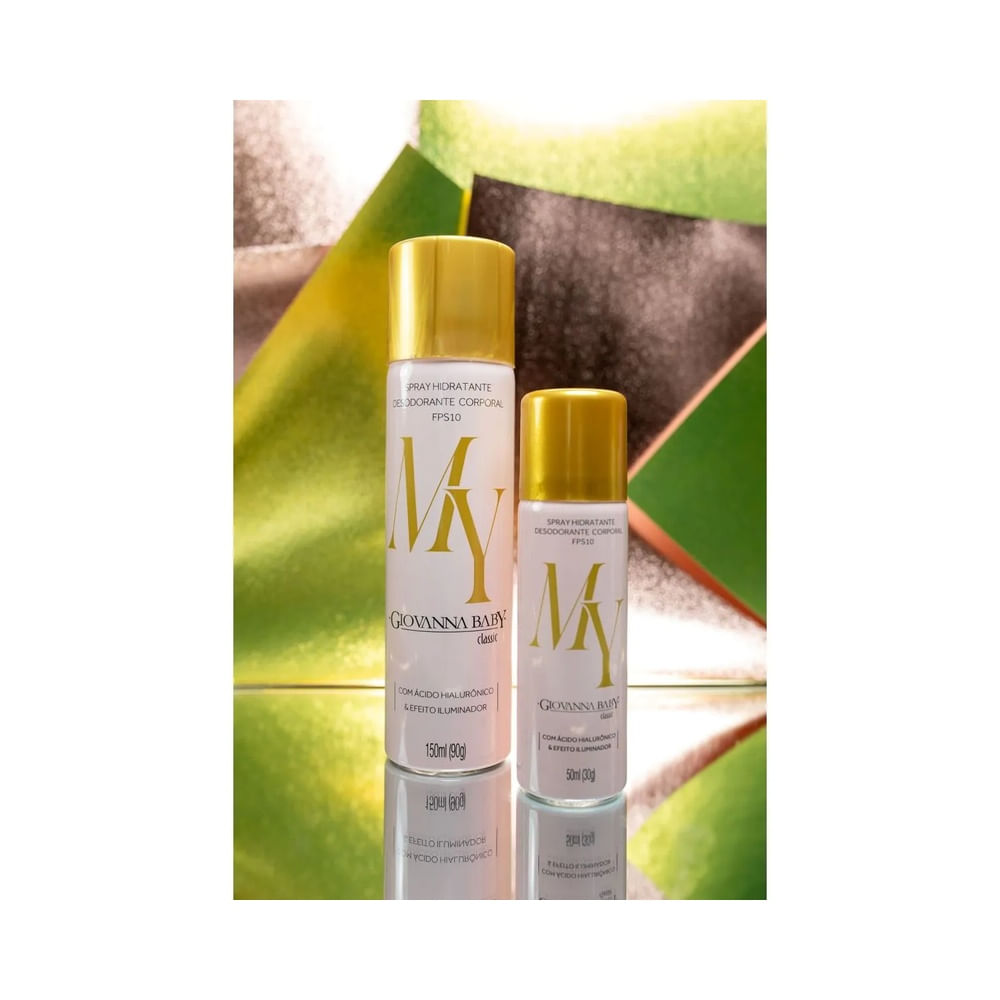 Frascos do Kit Giovanna Baby Spray Corporal My Classic sobre superfície reflexiva, rosa claro com tampa dourada
